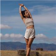 Instructora de Yoga de Hatha y Vinyasa. Nivel principiante e intermedio.